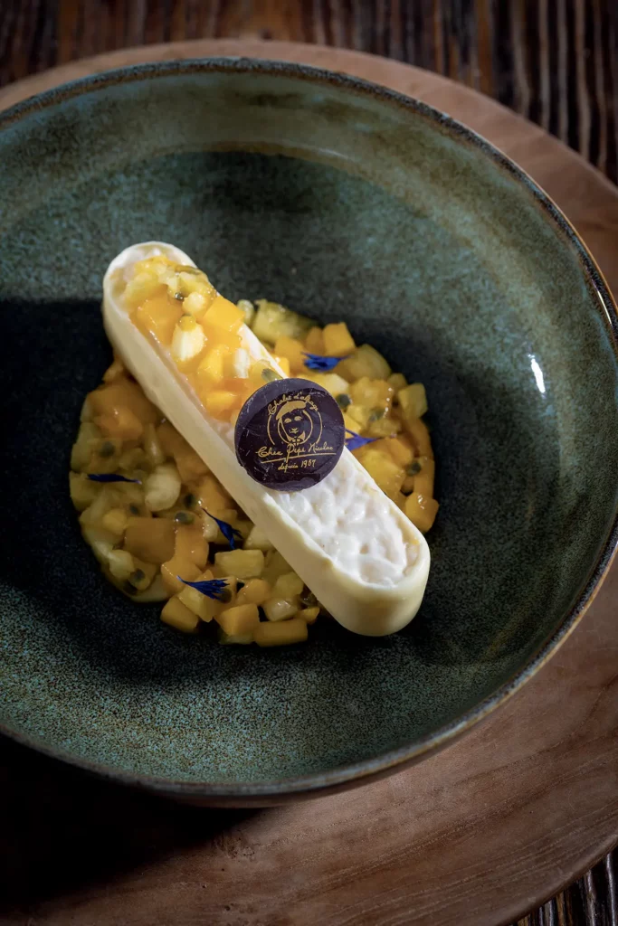 Dessert dressé dans une assiette en céramique chez Pépé Nicolas