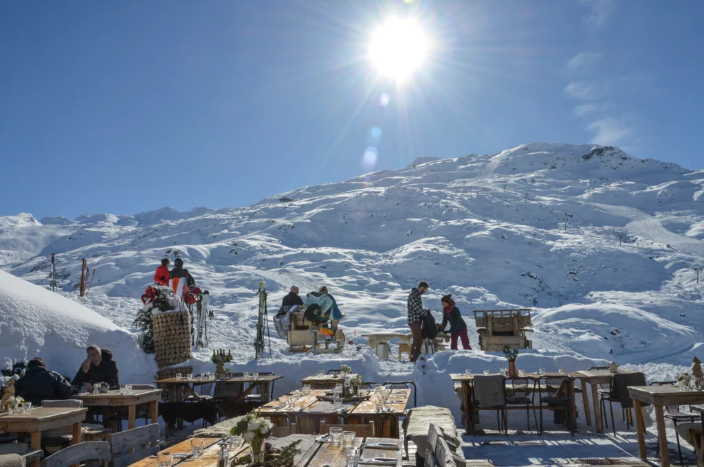 Vue terrasse du restaurant Chez Pépé Nicolas hiver dans les 3 Vallées