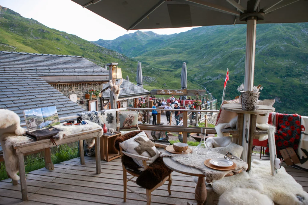 Boutique en terrasse de Chez Pépé Nicolas avec vue sur les montagnes des Belleville