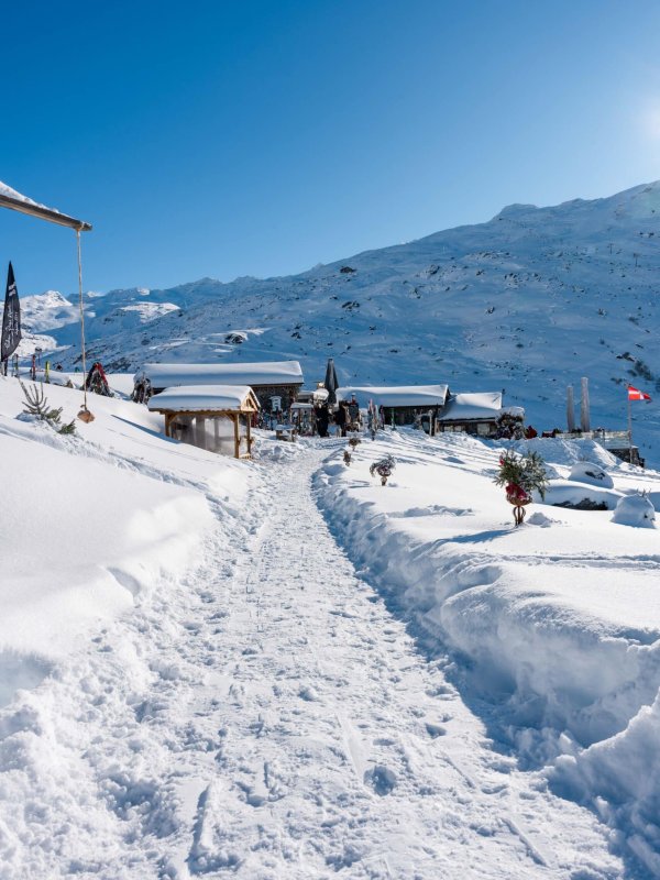 Chemin accès Chez Pépé Nicolas restaurant boutique déjeuner dîner hiver