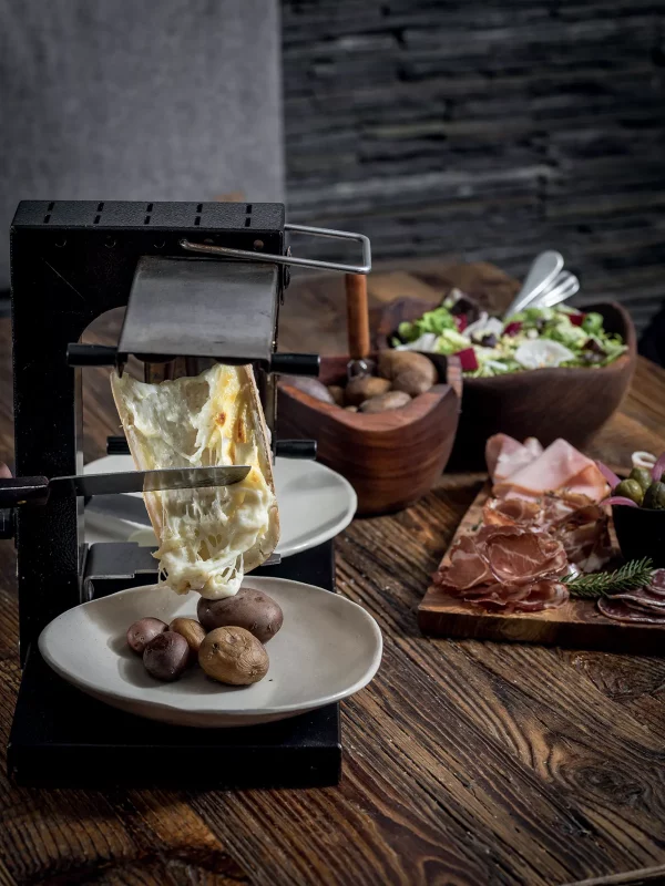 Table avec plusieurs plats servis chez Pépé Nicolas en Savoie