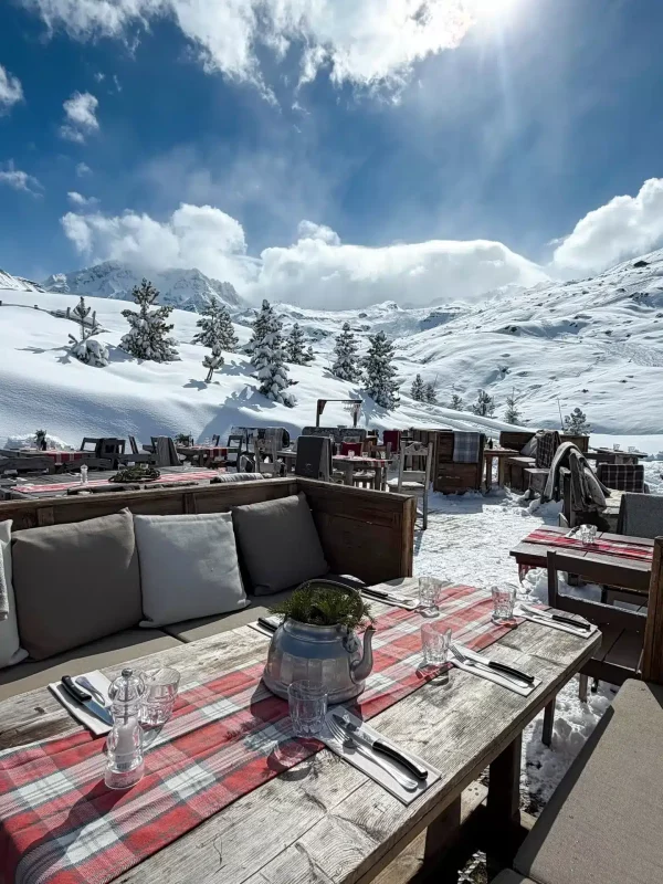 Terrasse Restaurant Chez Pépé Nicolas déjeuner ski 3 Vallées